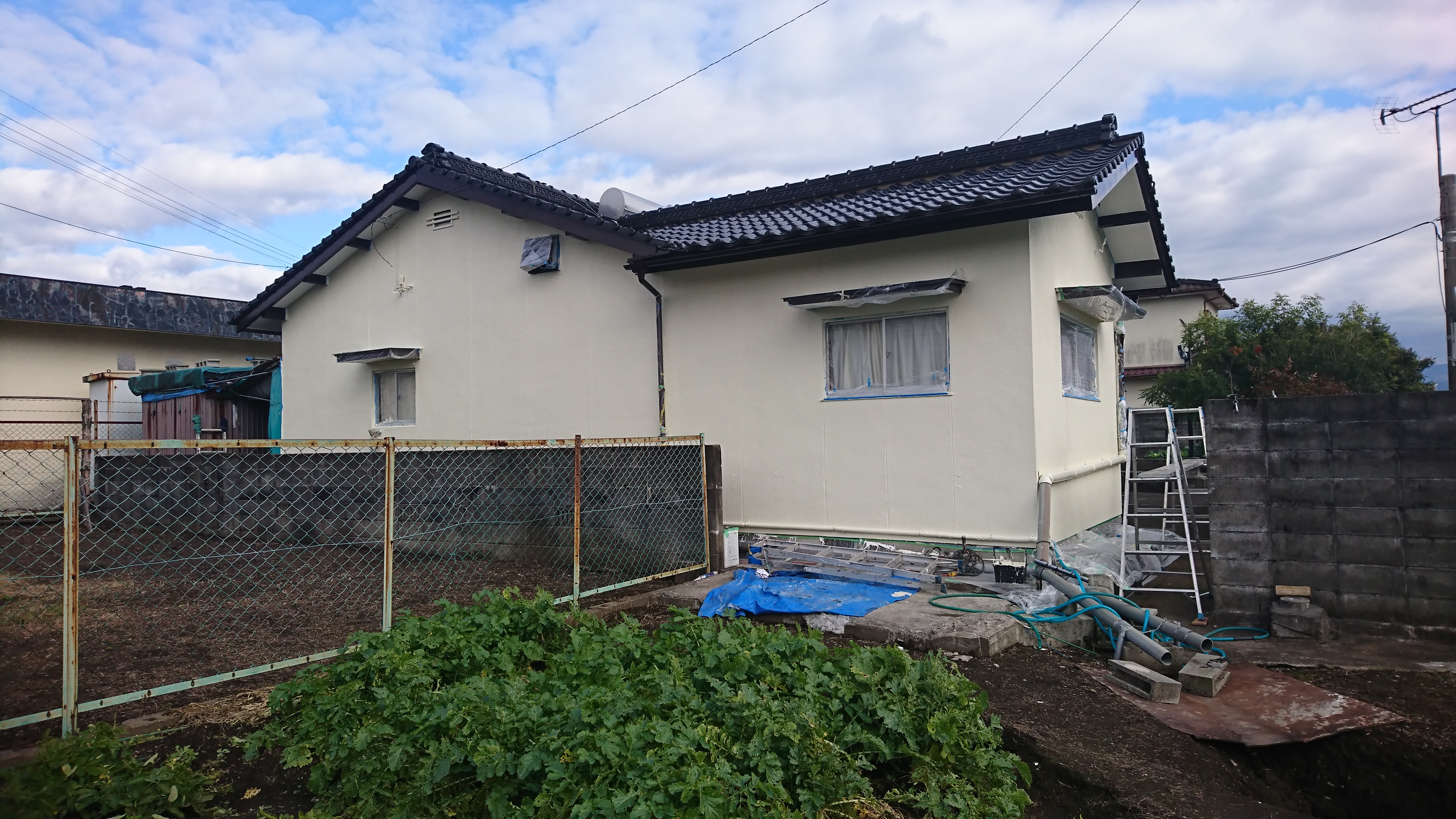 住宅の塗装と、太陽熱温水器の修理